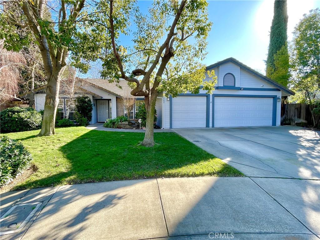 ranch-style house featuring a front lawn and a garage