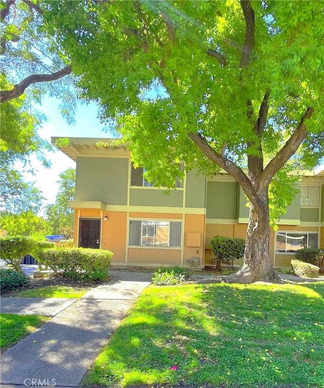 view of front of property with a front yard