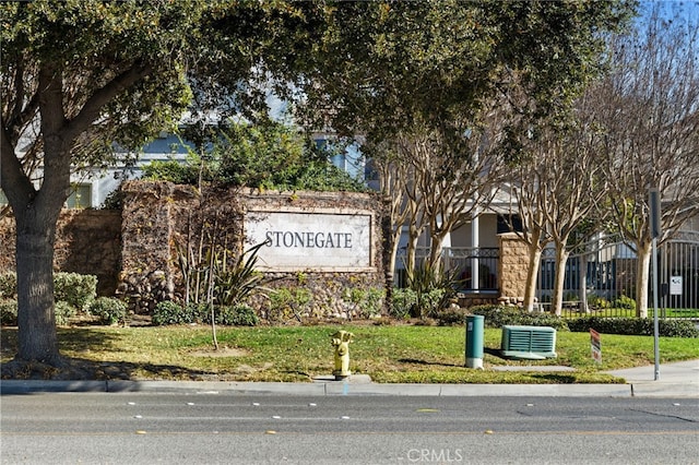 community sign with a yard