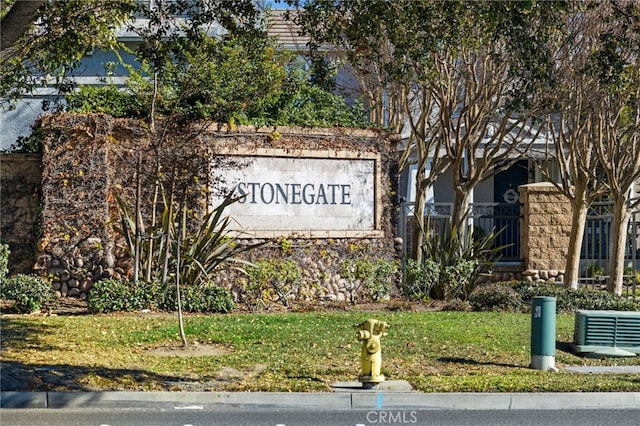 community sign featuring a lawn