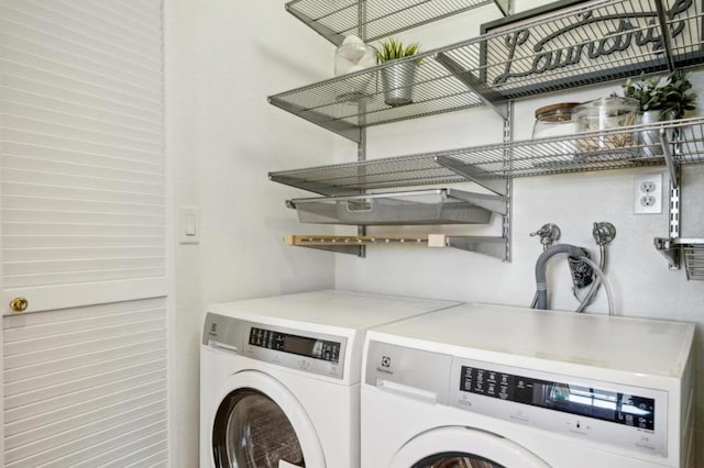 washroom featuring washing machine and clothes dryer