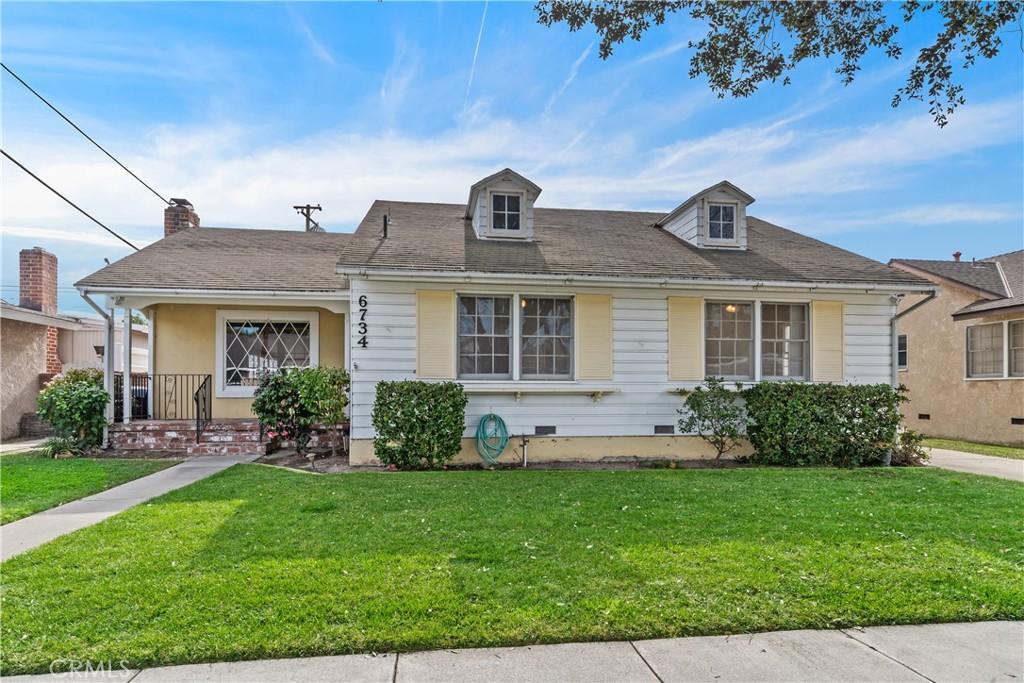 view of front of home featuring a front lawn