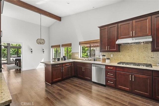 kitchen featuring dark wood-style floors, stainless steel appliances, backsplash, a peninsula, and under cabinet range hood