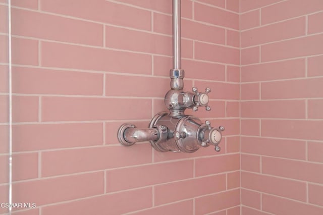 room details featuring a tile shower