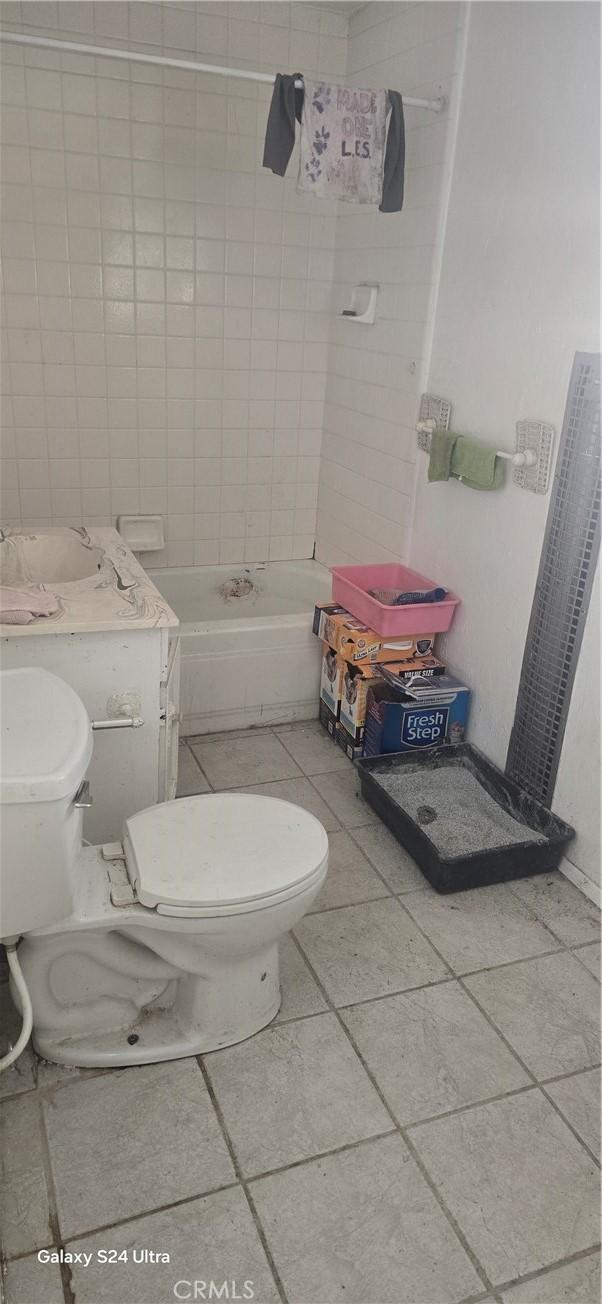 bathroom featuring toilet and a bathtub