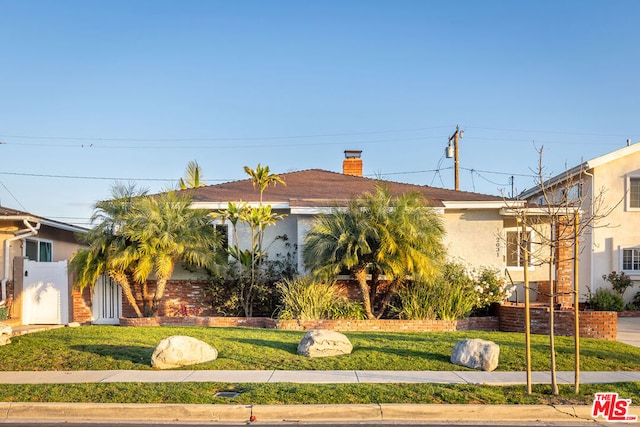 view of front facade featuring a front yard