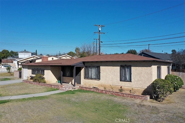 view of front of house featuring a front lawn