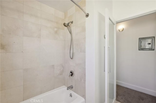 bathroom with tiled shower / bath