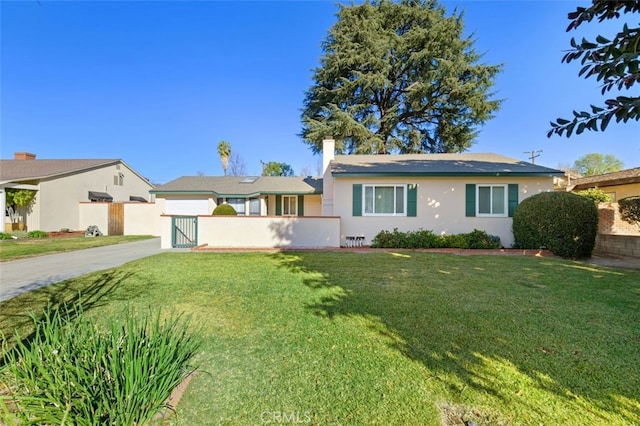 ranch-style house featuring a front yard