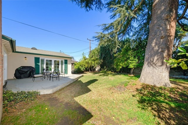 view of yard featuring a patio area