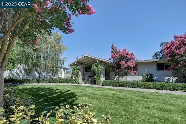 view of front of home featuring a front yard