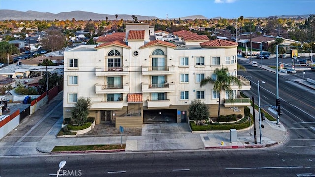 birds eye view of property featuring a mountain view