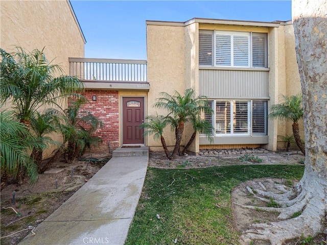 view of front of property featuring a balcony