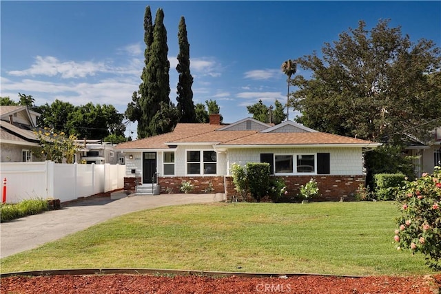 single story home featuring a front lawn