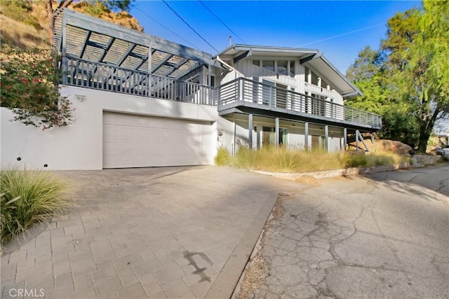 view of front facade featuring a garage and driveway