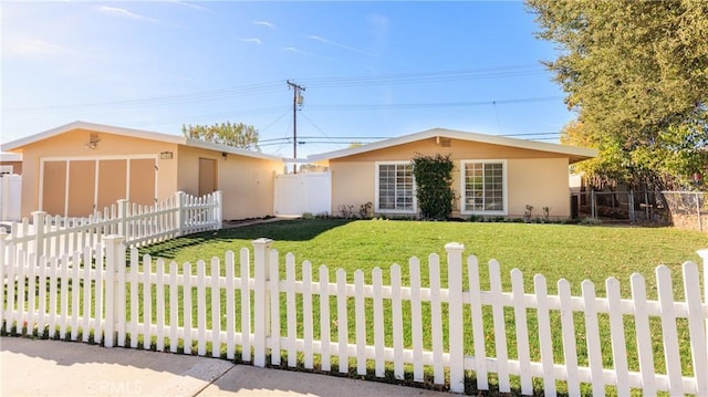 ranch-style home featuring a front lawn