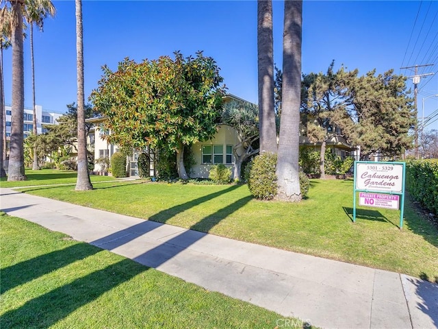 view of front of home featuring a front yard