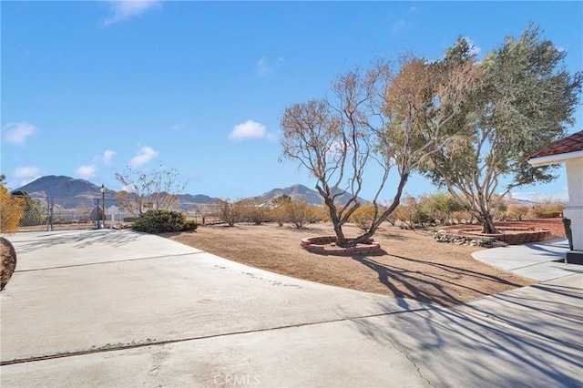 view of yard with a mountain view