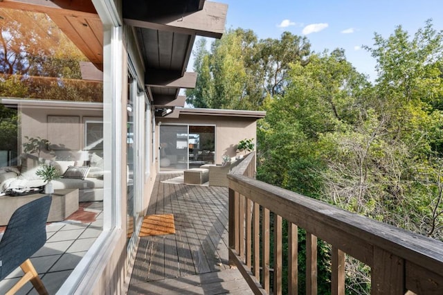 balcony featuring an outdoor hangout area