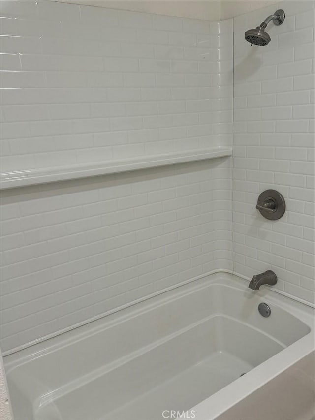 bathroom featuring tiled shower / bath