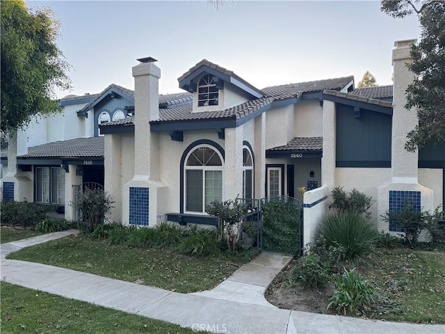 view of front of property with a front yard