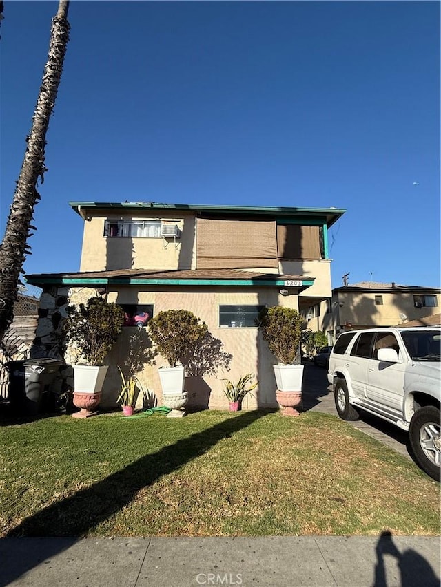 view of front of property featuring a front lawn