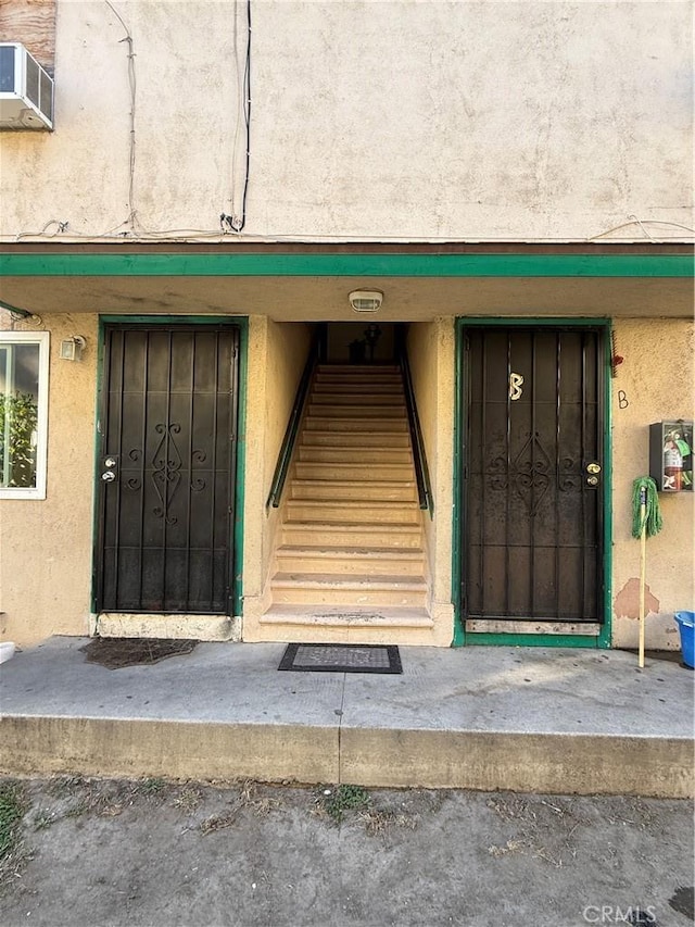 view of exterior entry featuring stucco siding