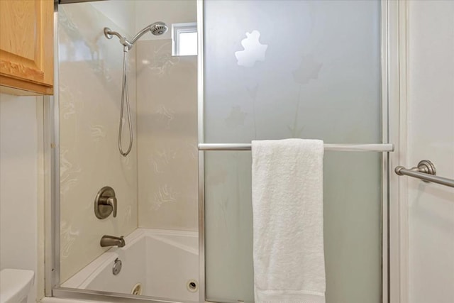 bathroom with combined bath / shower with glass door