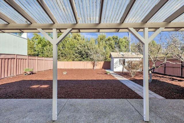 view of yard with a shed