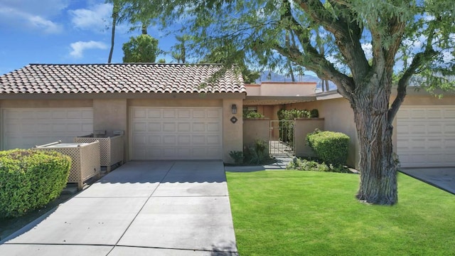 view of front of home featuring a front yard and a garage