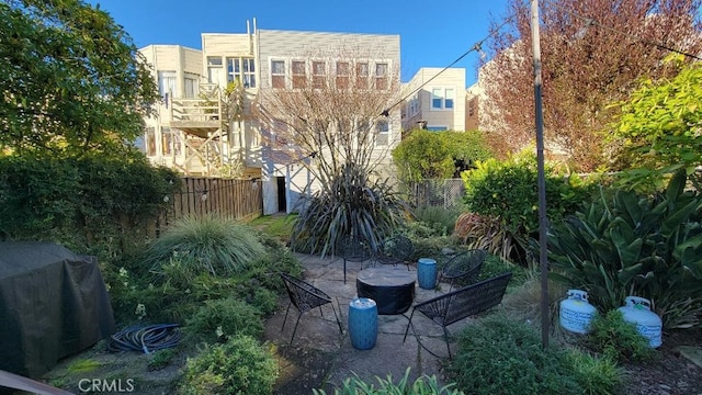 view of yard featuring a patio area