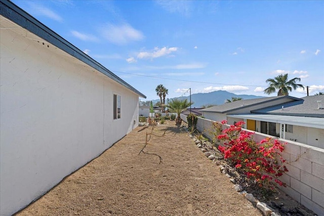 view of yard with a mountain view