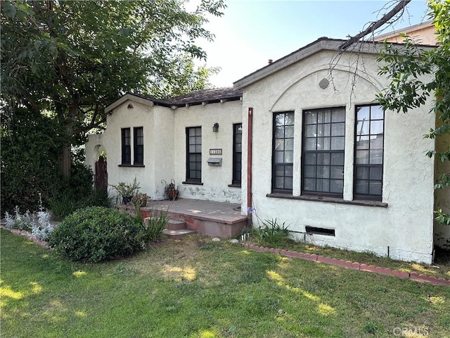 view of front of home with a front lawn