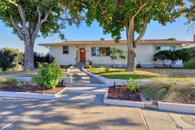 ranch-style house featuring a front yard