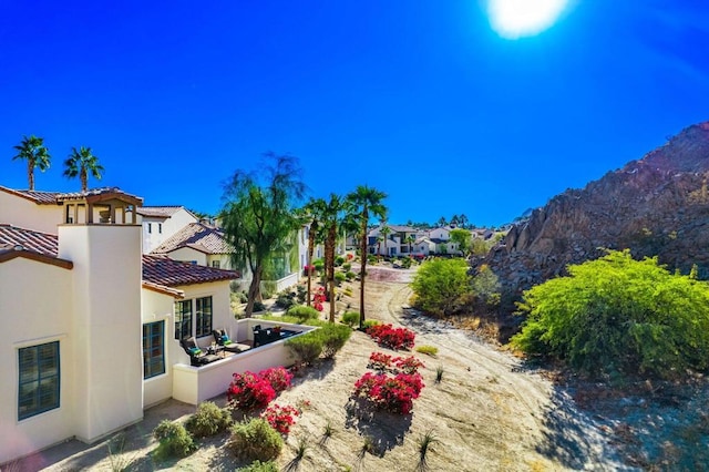 view of yard featuring a mountain view