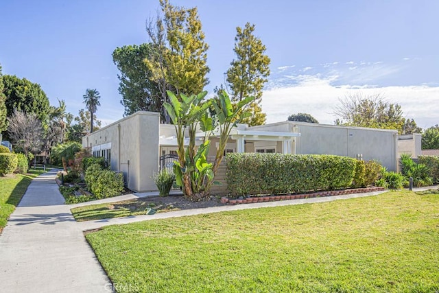 view of front of house with a front lawn