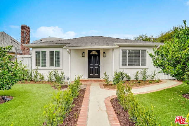 view of front of home featuring a front lawn