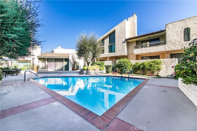 view of swimming pool featuring a patio