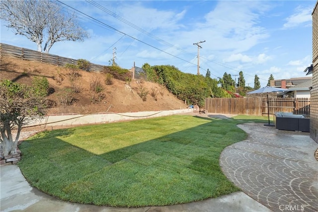 view of yard featuring a patio