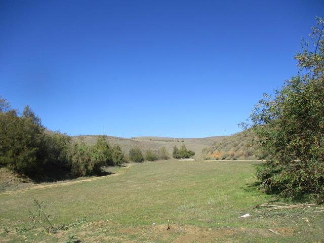 view of yard featuring a rural view