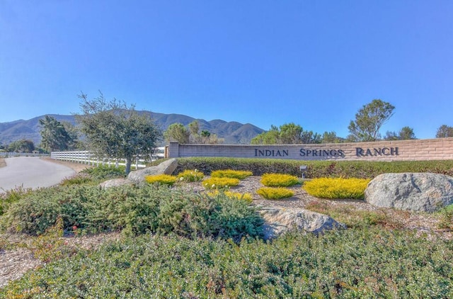 community / neighborhood sign featuring a mountain view