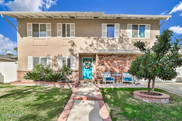 view of front of house with a front lawn