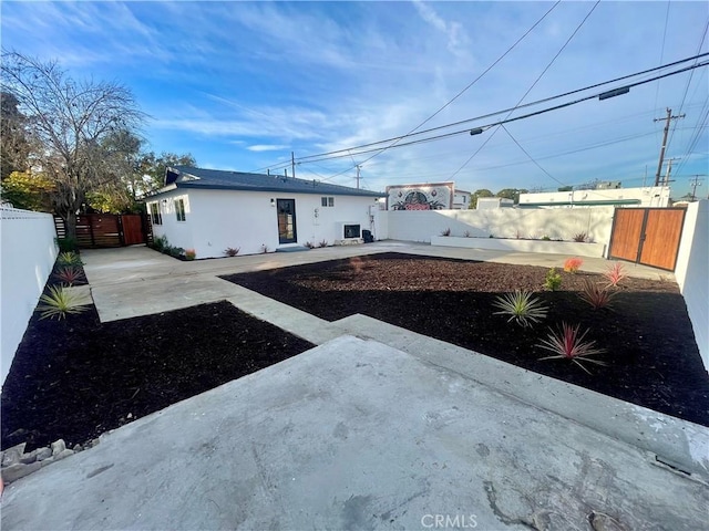 view of yard with a patio