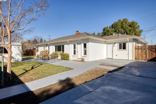 view of front of property featuring a front yard