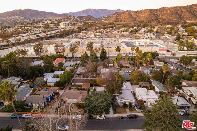 bird's eye view featuring a mountain view