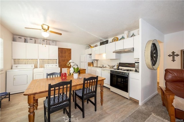 dining space with ceiling fan, sink, light wood-type flooring, and washer / clothes dryer