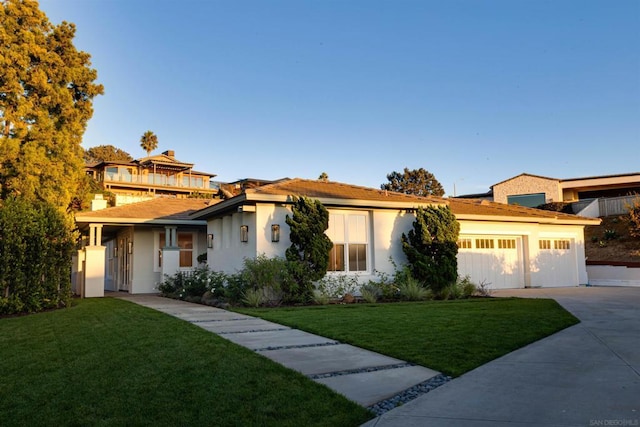 view of front of house featuring a front lawn and a garage