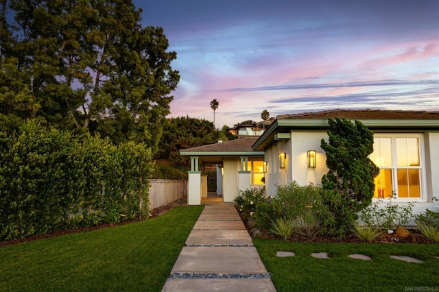 view of front of home featuring a lawn