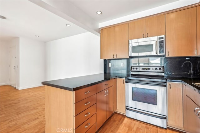 kitchen featuring stainless steel appliances, kitchen peninsula, light hardwood / wood-style floors, and decorative backsplash