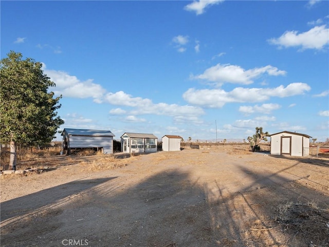 view of yard with a storage shed